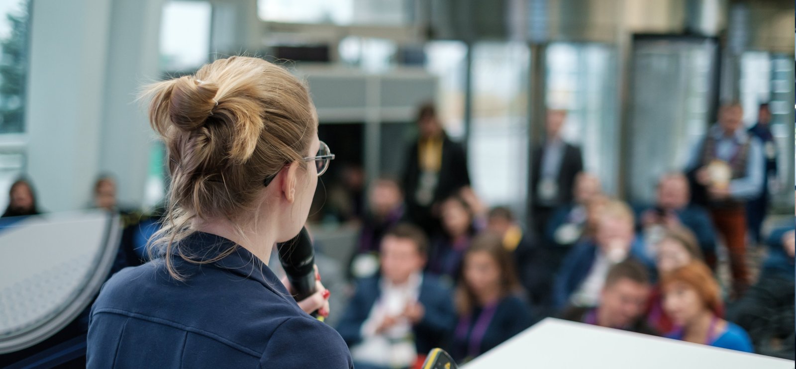 Une jeune dirigeante prépare sa communication pour un pitch face à une audience