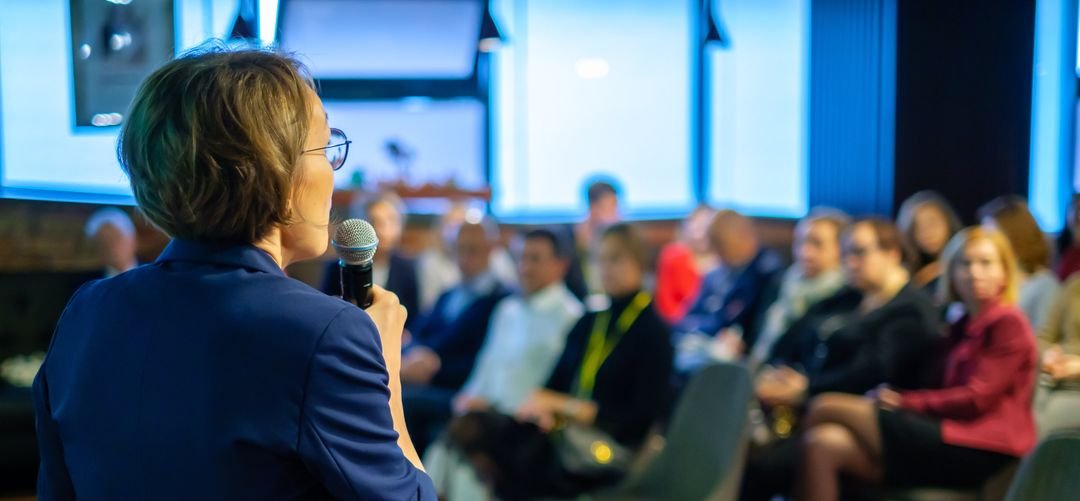 Une jeune dirigeante prépare sa communication pour un pitch face à une audience