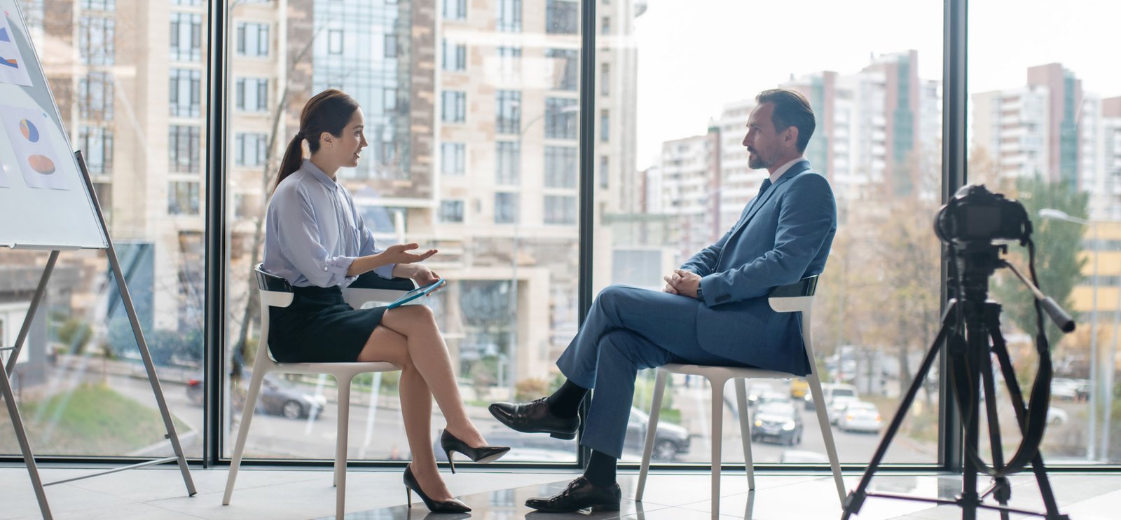 Une femme et un cadre réalisent une formation en media training face-à-face