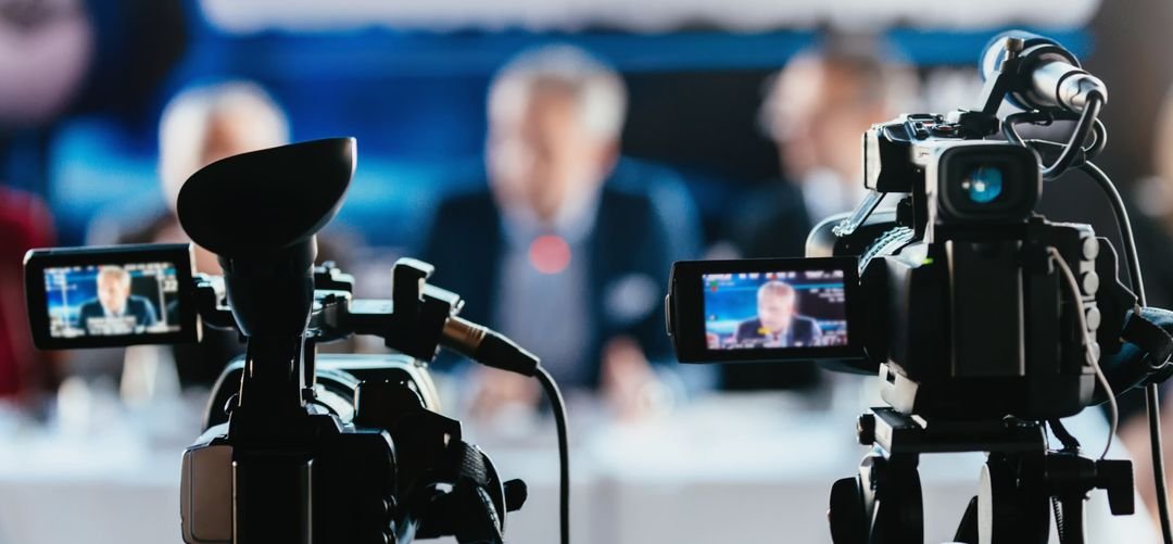 Des dirigeants en formation au média training de crise face à deux caméras